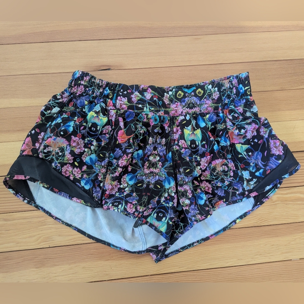 Lululemon Hotty Hot Low Rise 2.5" Running Shorts With Liner Size 6